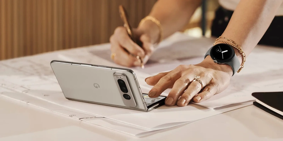 Google anuncia o lançamento do Pixel Fold com tela dobrável e Tensor G2 google pixel fold dobrado