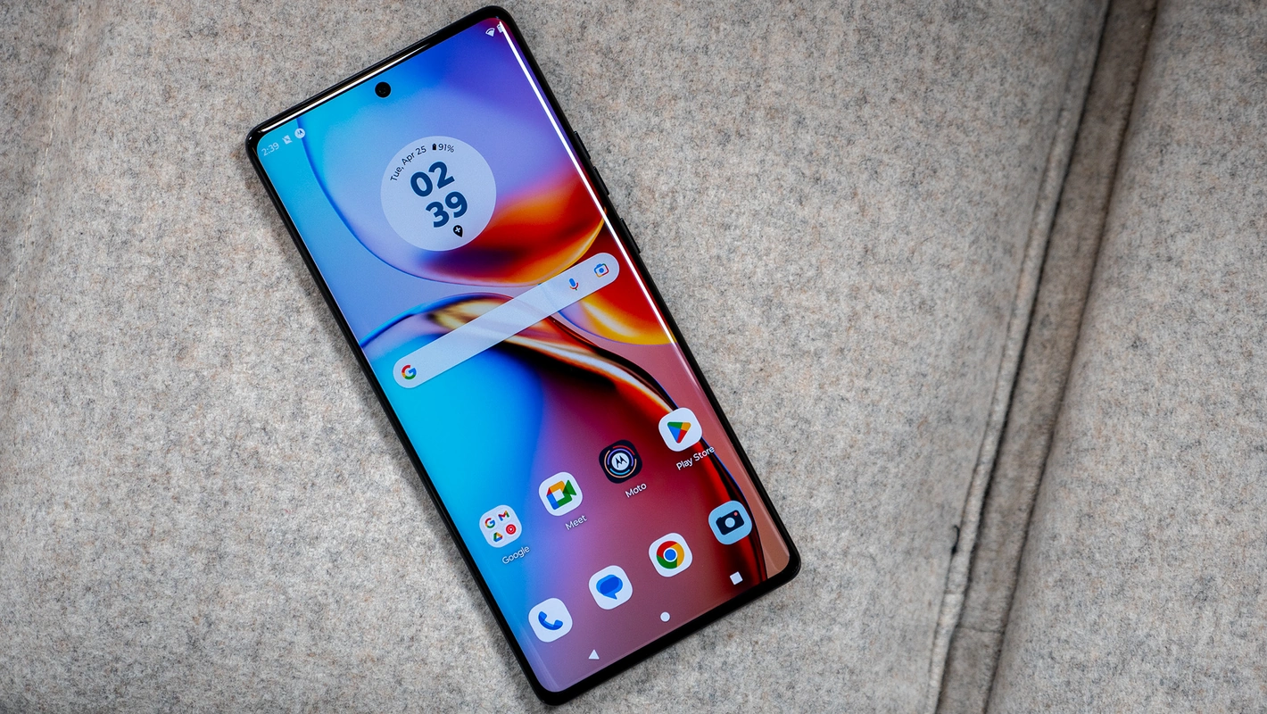 Motorola apresenta o Moto Edge Plus 2023 com tela pOLED de 165 Hz e