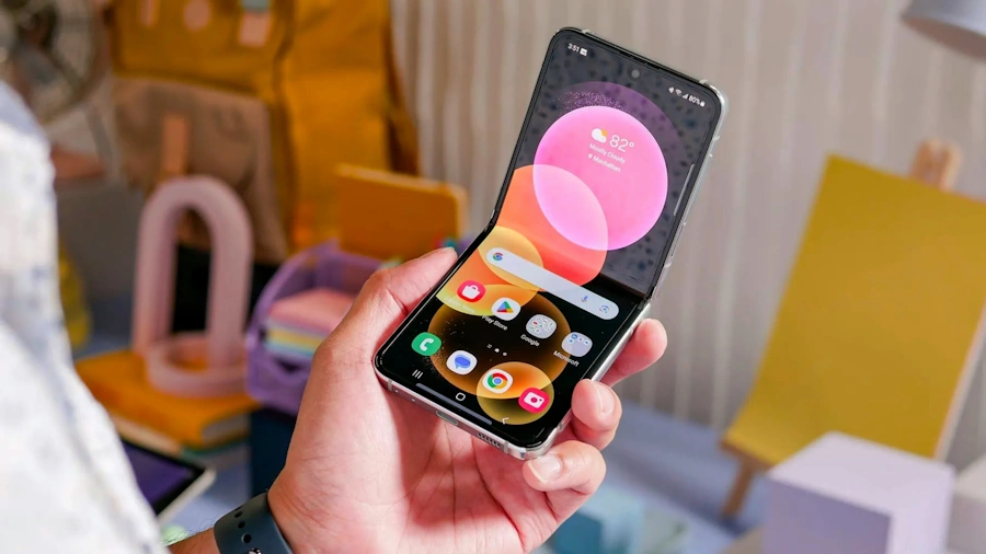 iPhone 14 vs Galaxy Z Flip 5: qual deles escolher em 2023? galaxy z flip 5 dobrado