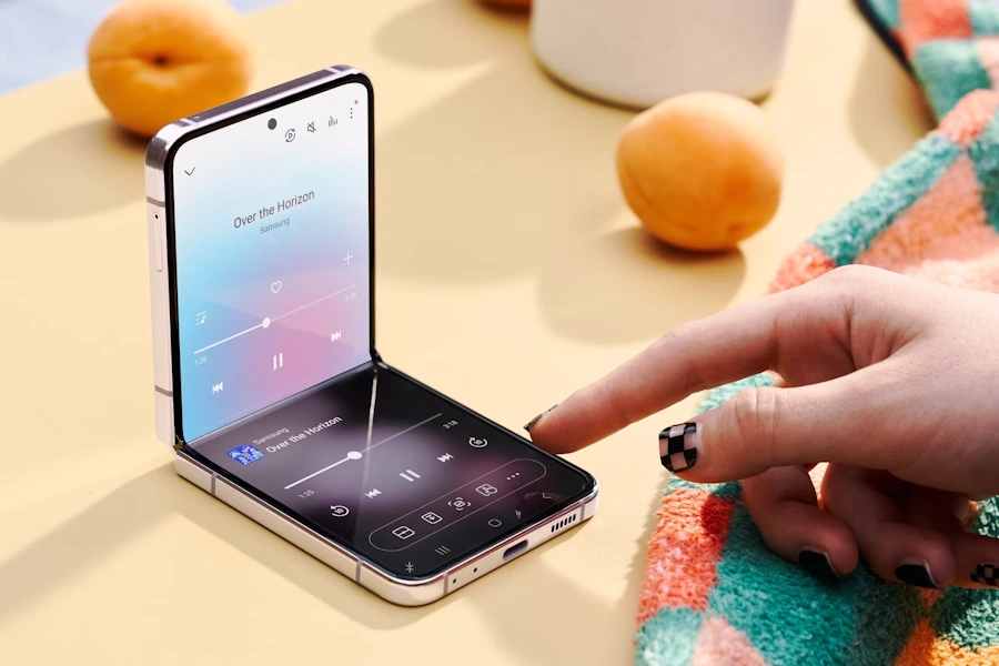 iPhone 14 vs Galaxy Z Flip 5: qual deles escolher em 2023? galaxy z flip 5
