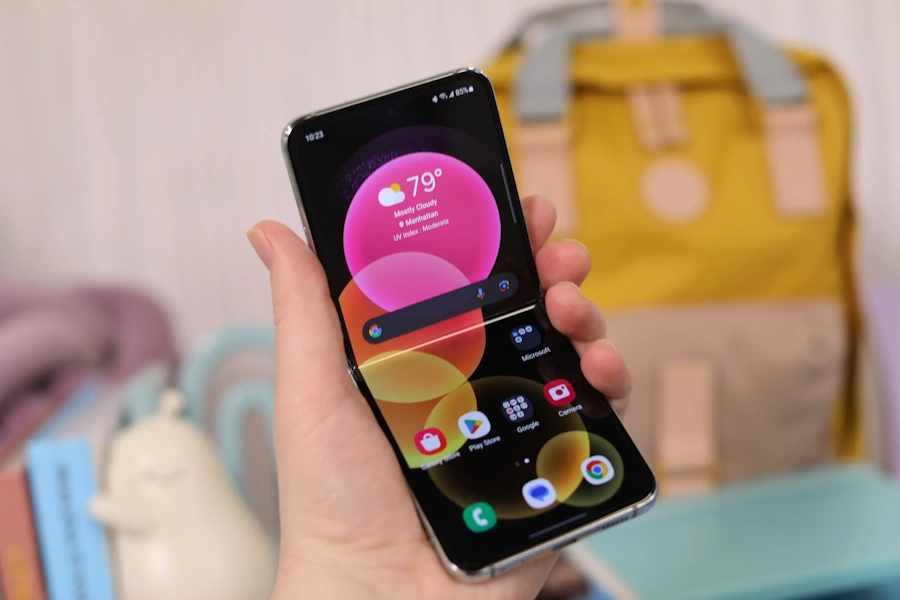 iPhone 14 vs Galaxy Z Flip 5: qual deles escolher em 2023? galaxy z flip 5 tela aberta