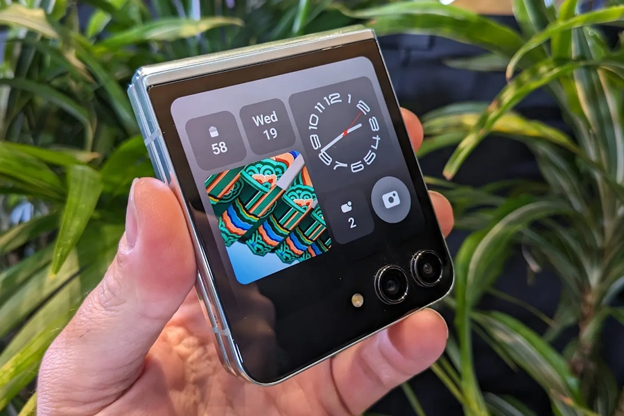 iPhone 14 vs Galaxy Z Flip 5: qual deles escolher em 2023? galaxy z flip 5 tela fechada