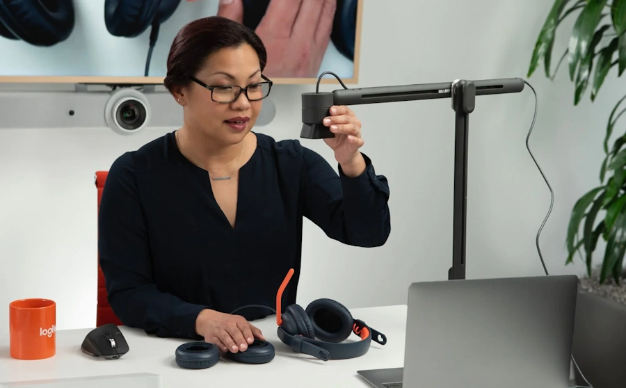 Logitech anuncia Reach, a webcam com suporte articulado logitech reach suporte webcam