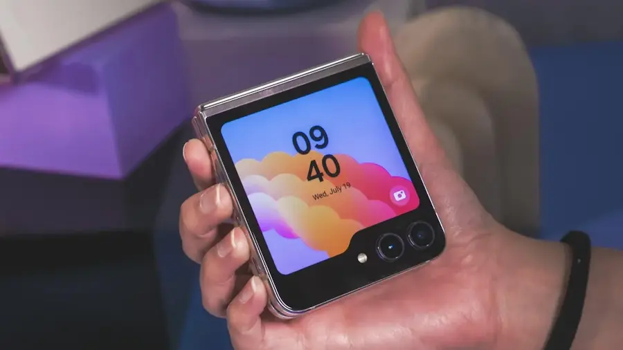 Galaxy Z Fold 5 vs Galaxy Z Flip 5: Qual smartphone dobrável é a melhor opção? galaxy z flip 5 tela externa