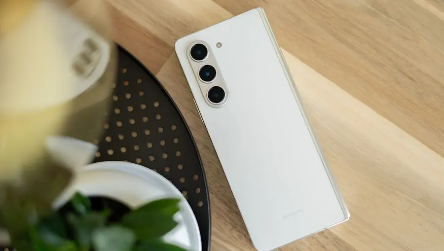 Os 10 melhores celulares que estão sendo vendidos no Brasil em 2023 galaxy z fold 5 branco cameras