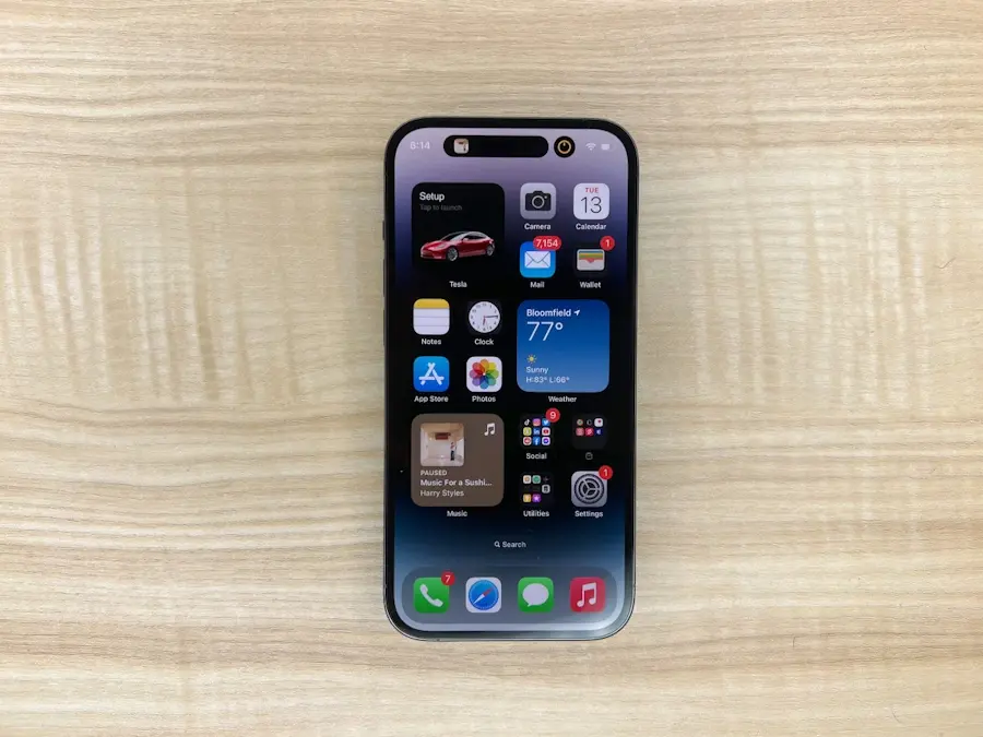 iPhone 14 Pro: ainda vale a pena comprar o smartphone em 2023? iphone 14 pro screen