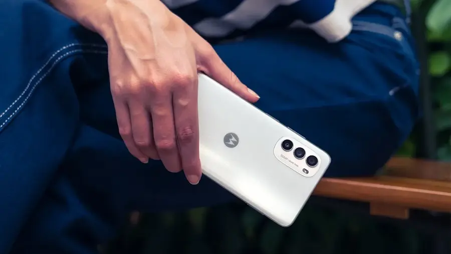 Os 8 celulares baratos da Motorola para comprar na Black Friday 2023 moto g82 black friday