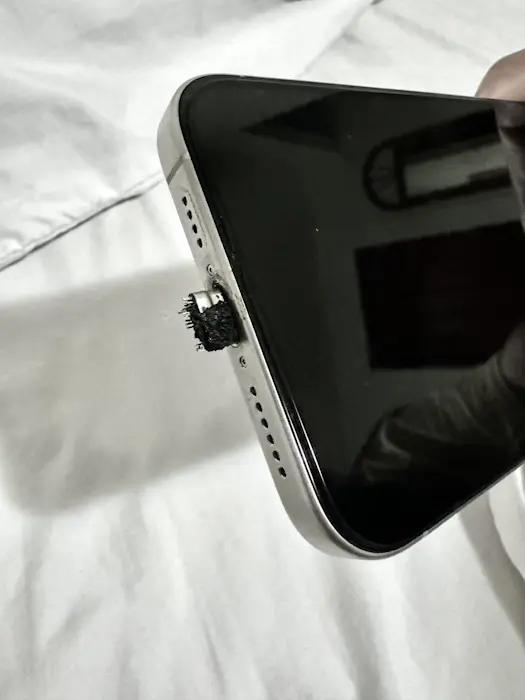 iPhone 15 Pro Max com cabo USB-C genérico derrete durante recarga iphone 15 pro max derreteu
