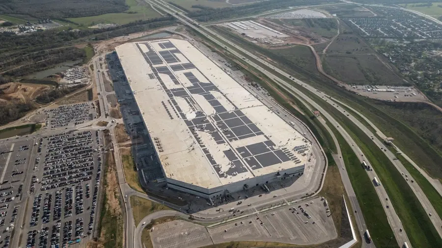 tesla fabrica ataque robo