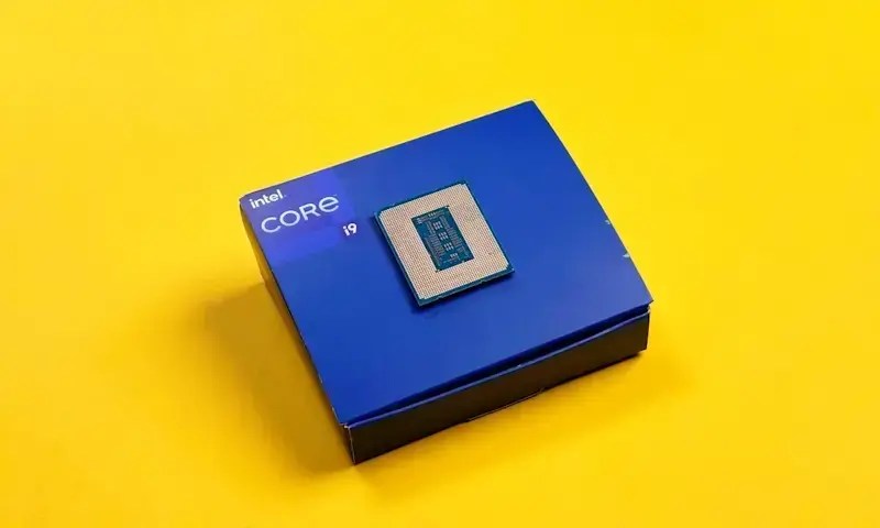 Processador Intel Core i9-14900KS de 6,2 GHz é lançado oficialmente Fundo amarelo com uma caixa azul do novo processador Intel Core i9-14900KS, a caixa tem o processador sobre ela e no canto superior esquerdo traz o nome da fabricante e do componente.