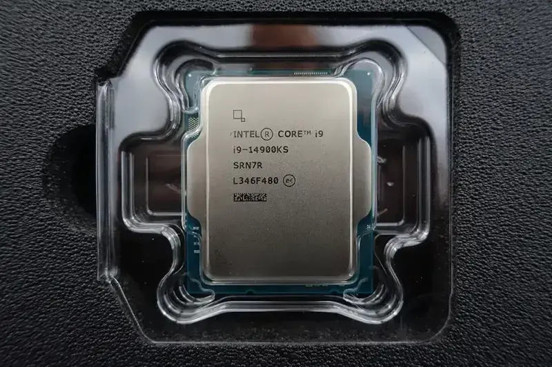 Processador Intel Core i9-14900KS de 6,2 GHz é lançado oficialmente Novo processador da Intel, o Core i9-14900KS em foto dentro da caixa, ainda na embalagem plástica de proteção.