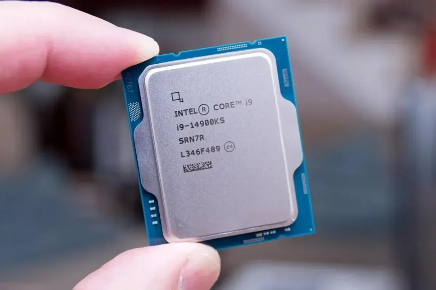 Foto do processador Intel Core i9-14900KS sendo segurado pelas bordas entre os dedos indicador e polegar de uma pessoa.
