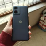 Foto do Motorola Moto G24 Power preto sendo segurado por uma mão