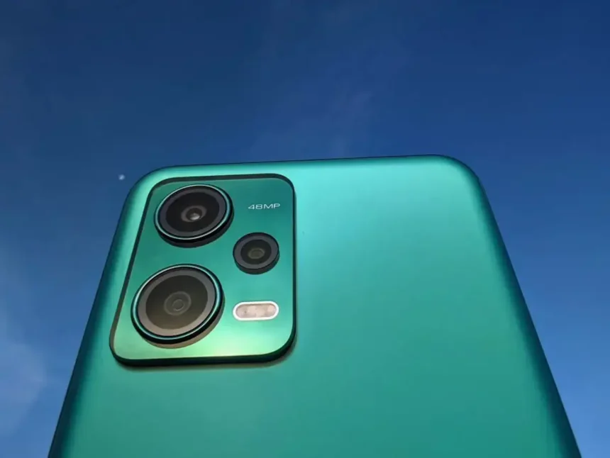 Traseira do Redmi Note 12 5G verde com foco nas câmeras