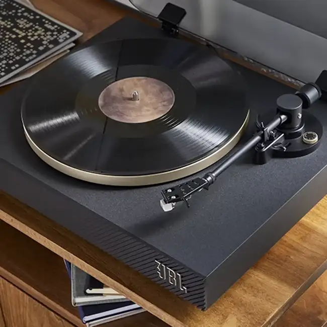 JBL lança toca-discos Spinner BT com design vintage e suporte a Bluetooth spinner bt