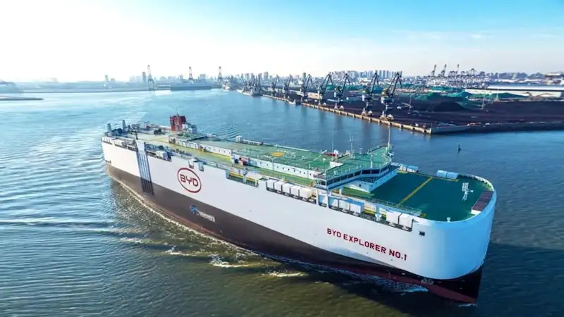BYD traz navio próprio ao Brasil: o BYD EXPLORER No.1 é capaz de transportar 7 mil veículos byd navio cargueiro chegando ao brasil