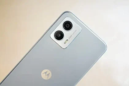 Foto da traseira do Moto G53 5G, um dos melhores smartphones baratos de 2024