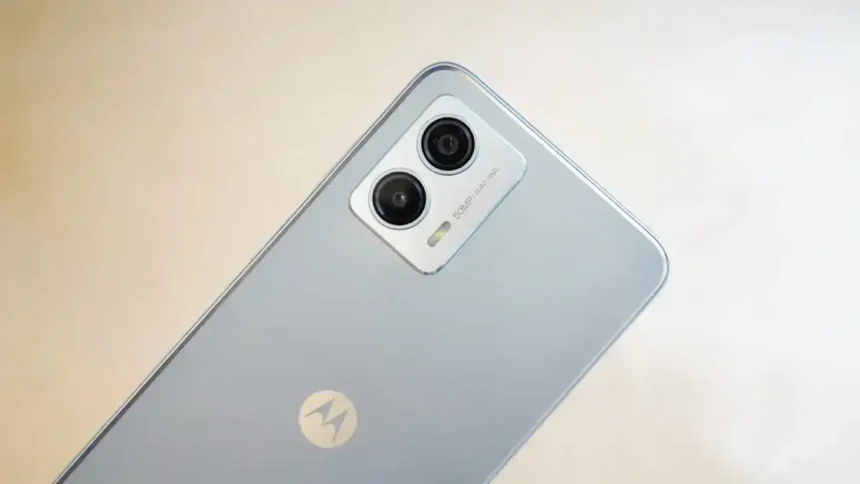 Foto da traseira do Moto G53 5G, um dos melhores smartphones baratos de 2024