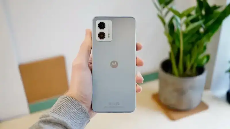 Os três melhores smartphones baratos para comprar em 2024 Mão segurando o Motorola Moto G53