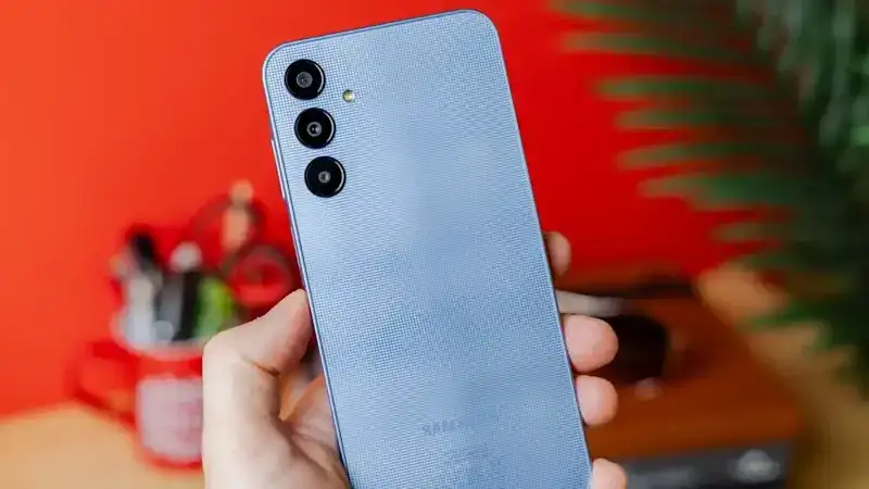 Os 5 melhores smartphones Samsung com NFC por até R$ 1.500 Foto da parte traseira do Galaxy A25 5G