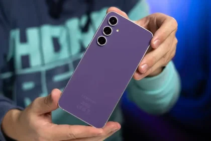 Mãos segurando o Galaxy S23 FE roxo