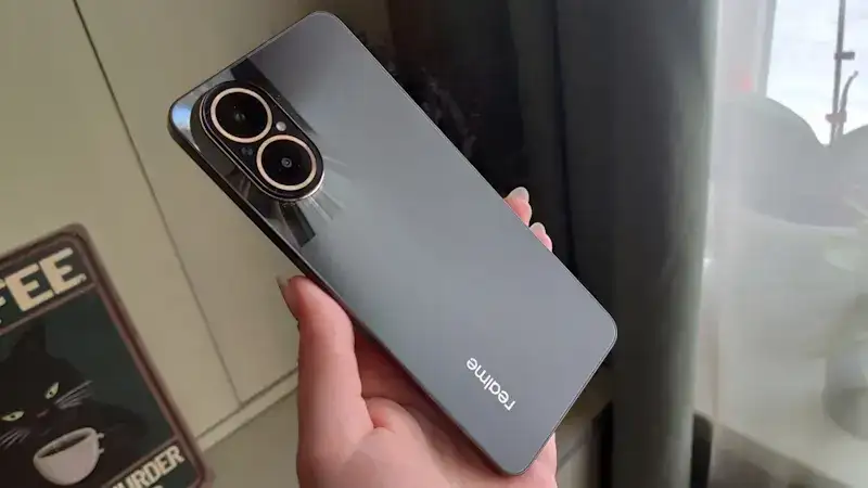 Os três melhores smartphones baratos para comprar em 2024 Imagem da traseira do Realme C67