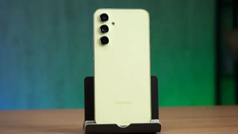 Os 8 melhores smartphones para comprar em 2024 Traseira do Galaxy A54 5G amarelo