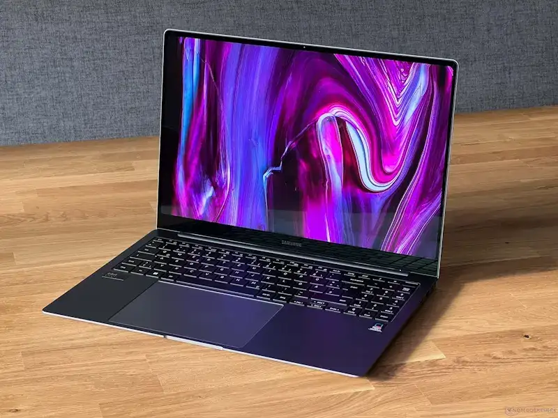 Galaxy Book4 Pro vale a pena? Tudo o que você precisa saber sobre o novo notebook da Samsung Imagem do Galaxy Book4 Pro aberto