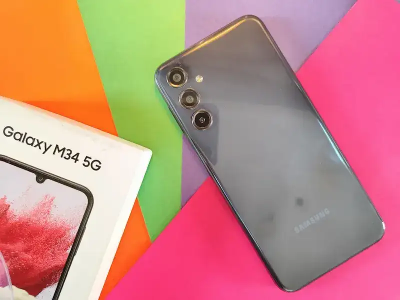 Os 5 melhores smartphones Samsung com NFC por até R$ 1.500 Imagem do Samsung Galaxy M34 5G ao lado de sua caixa