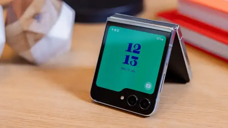 Melhores smartphones Samsung com carregamento sem fio para comprar em 2024 Galaxy Z Flip fechado, um dos melhores smartphones Samsung com carregamento sem fio.