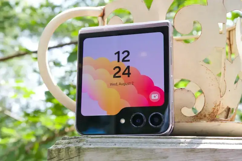 Os 8 melhores smartphones para comprar em 2024 Galaxy Z Flip 5 fechado