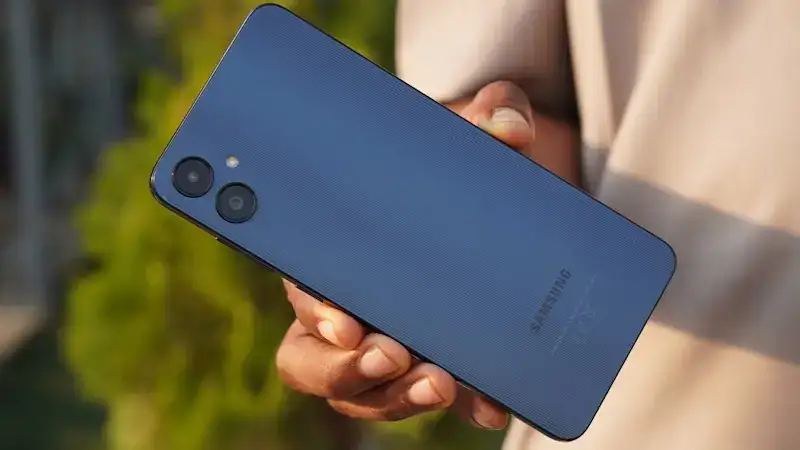 Os três melhores smartphones baratos para comprar em 2024 Foto da traseira do Galaxy A05