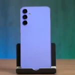 Imagem do Galaxy A34 5G em pé em um suporte
