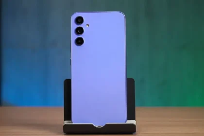 Imagem do Galaxy A34 5G em pé em um suporte