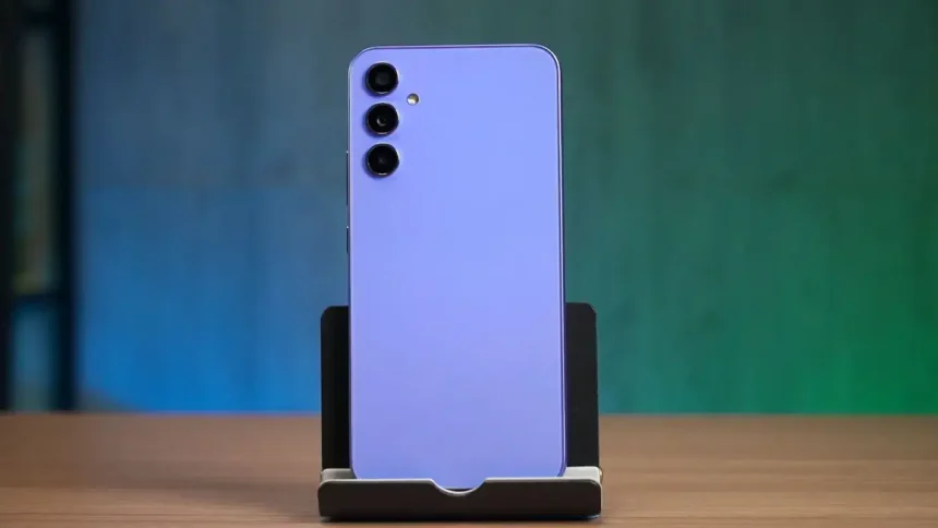 Imagem do Galaxy A34 5G em pé em um suporte