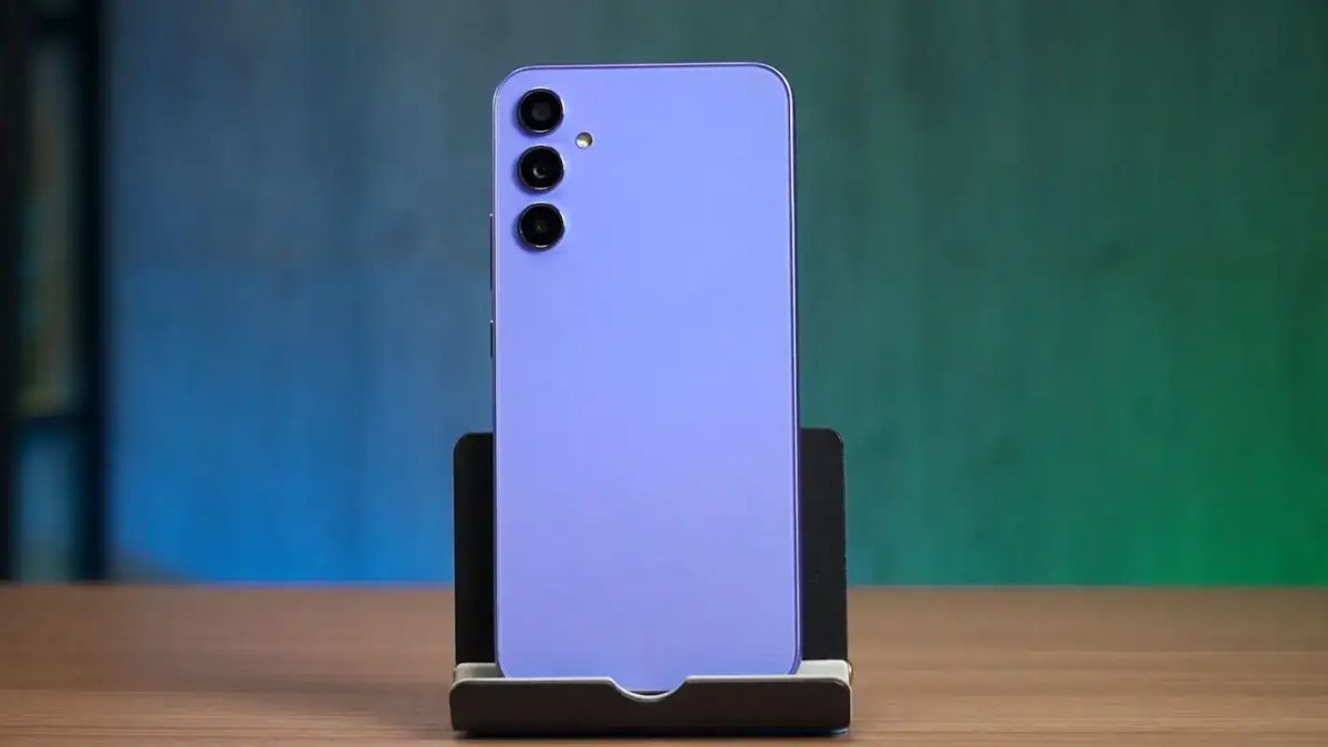 Imagem do Galaxy A34 5G em pé em um suporte