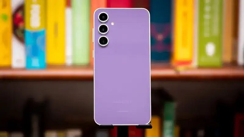 Melhores smartphones Samsung com carregamento sem fio para comprar em 2024 Samsung Galaxy S23 FE roxo traseira