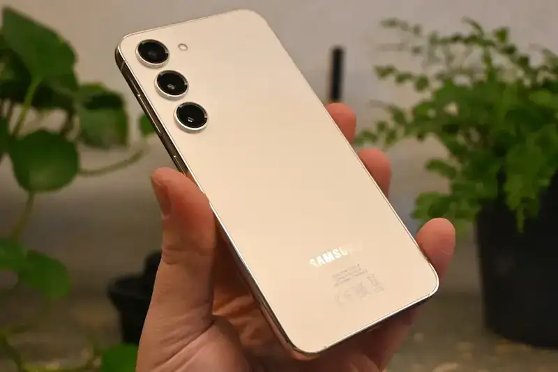 Melhores smartphones Samsung com carregamento sem fio para comprar em 2024 Imagem do Galaxy S23 parte traseira