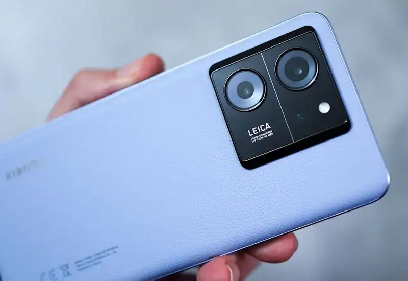 Xiaomi 13T Pro vale a pena? Saiba tudo sobre o smartphone premium da Xiaomi Xiaomi 13T Pro variante azul com acabamento em couro vegano na traseira