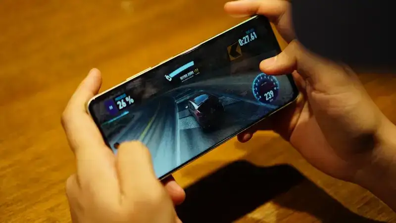 Realme C67 vale a pena? Conheça o smartphone de entrada custo-benefício Pessoa jogando no Realme C67