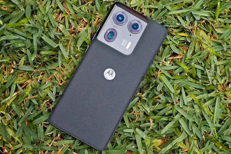 Os Top 4 celulares da Motorola para comprar em 2024 Foto do Motorola Edge 50 Ultra na cor preta com a traseira virada para cima sobre a grama.