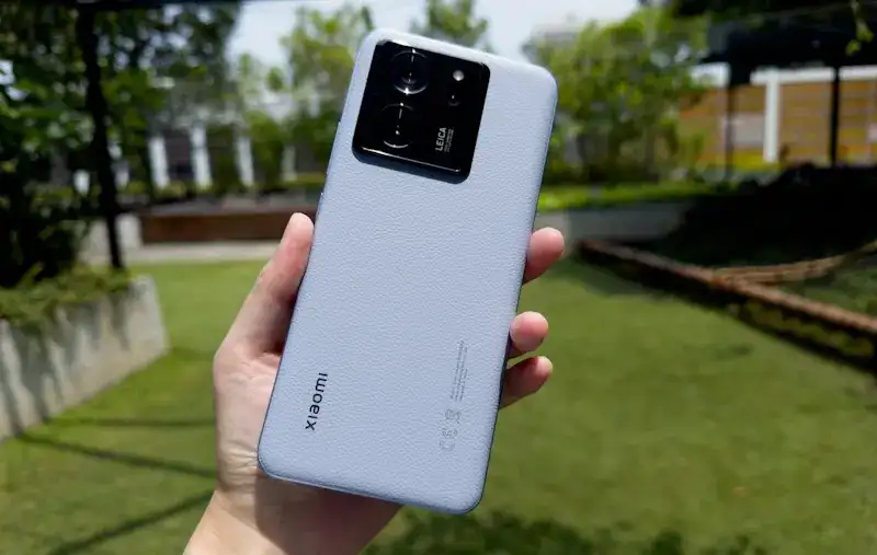 Não compre um smartphone antes de ver esses 5 modelos Xiaomi para 2024 Foto do Xiaomi 13T Pro sendo segurado.