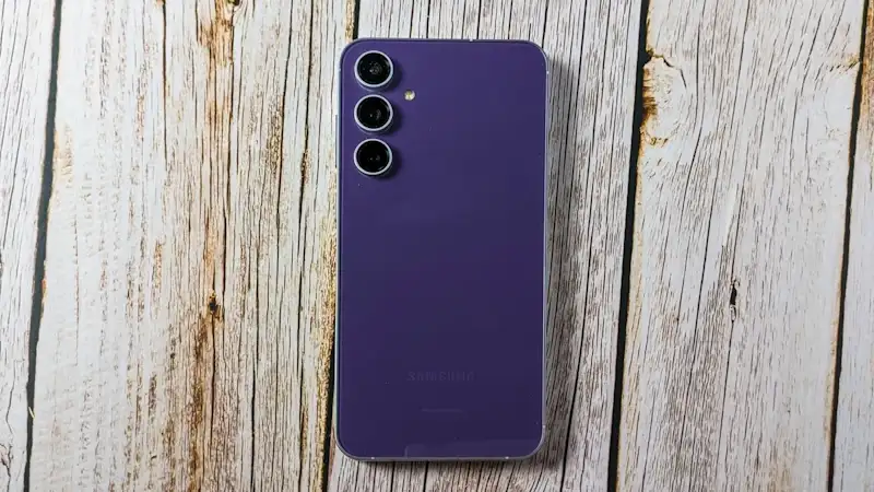Os 10 melhores smartphones para comprar em 2024 até agora Traseira do Galaxy S23 FE