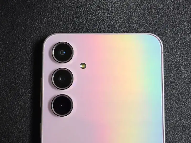 Galaxy A55 de 256 GB ganha desconto de 20% no Prime Day 2024 Câmeras traseiras do Galaxy A55.