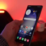 Mão segurando o Galaxy S23 Ultra com a tela ligada