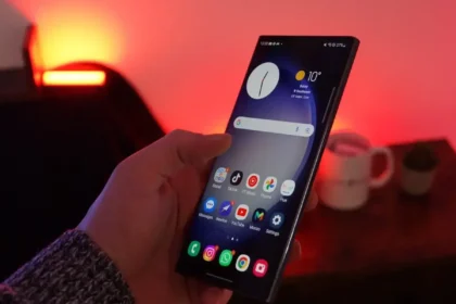 Mão segurando o Galaxy S23 Ultra com a tela ligada