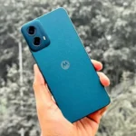 mao de uma pessoa segurando o motorola moto g34 5g verde