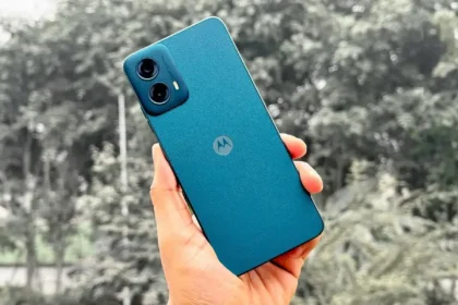 mao de uma pessoa segurando o motorola moto g34 5g verde