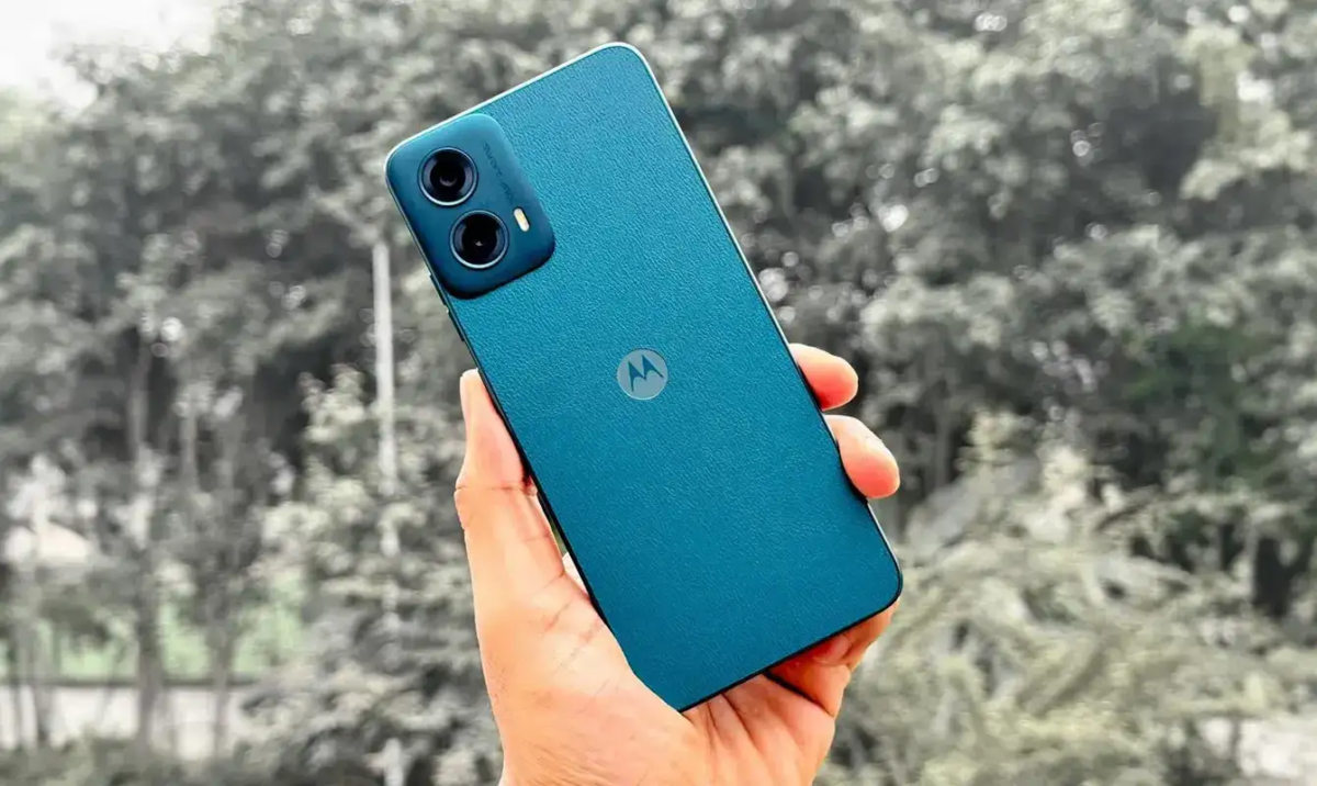 mao de uma pessoa segurando o motorola moto g34 5g verde scaled