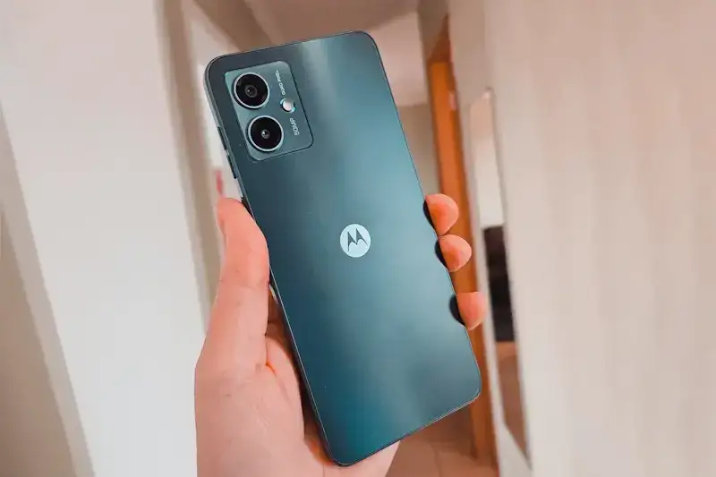Os Top 4 celulares da Motorola para comprar em 2024 Foto de uma mão segurando o Motorola Moto G14 grafite.